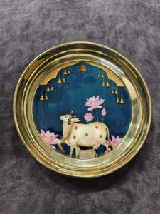 Assiette décorative en laiton peinte à la main, motif vache, art chinois traditionnel, support en bois inclus, durable, artisanal, respectueux de l'environnement - Product Image 5