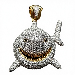 Colgante de Tiburón Blanco Grande Personalizado con Incrustaciones de Diamantes, Hecho a Mano en Oro 925, con Micro Pavé de Diamantes, Estilo Hip Hop - Product Image 1