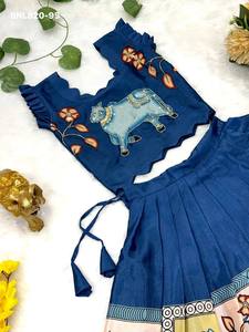 Ensemble de Lehenga et Blouse pour Enfants en Chinon de Qualité Supérieure avec Motif Imprimé et Broderie Magham – Fournisseur Grossiste Indien - Product Image 3