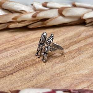 Anillo Étnico de Latón con Figura Tribal, Unisex, Acabado Plateado Oxidado, Diseño de Pareja Primitiva, Regalo, Venta al por Mayor - Product Image 4