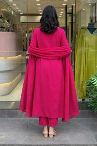 Conjunto de Kurtis/Kurta Étnicos Indios con Bordado Intenso en Color Rani, Estilo Cuello Redondo y Corte Recto, Diseño Especial para Recepciones - Product Image 5