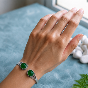 สร้อยข้อมือแบบเปิดสำหรับทุกเพศ Nature's Symphony Green Onyx Classic Bezel Set ชุบเงิน/ทอง ทำจากทองเหลือง เหมาะสำหรับเป็นของขวัญ - Product Image 2