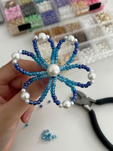Breloque de sac élégante et raffinée en forme de fleur bleue, faite à la main, avec perles, accessoire décoratif pour sacs à main et portefeuilles - Product Image 2