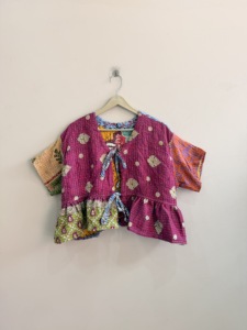 Top de Manga Corta con Volantes Kantha, Estilo Bohemio Hippie, Hecho a Mano en India - Product Image 1