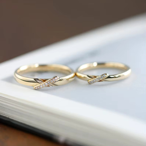 Anillo Fino Minimalista y Delicado de Plata de Ley 925 con Zirconia Creada en Laboratorio y Engaste de Bisel, para Pareja Cristiana, Joyas Kanta Gems - Product Image 1