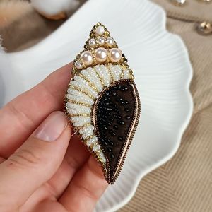 Broche artisanale de créateur brodée et perlée, cadeau pour elle, broche perlée colorée pour manteaux, sacs et chapeaux, broderie de qualité supérieure - Product Image 2