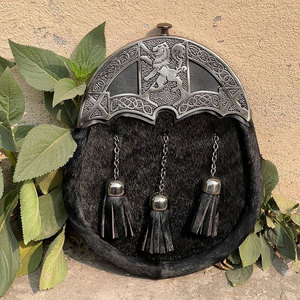 Sporran de Piel de Zorro Negro Escocés con 3 Borlas, Diseño de León Rampante, Estilo Antiguo, Unisex, para Kilt Celta y Atuendo de las Tierras Altas - Product Image 1