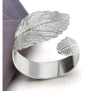 ที่ใส่ผ้าเช็ดปากลายใบไม้สีเงินขัดเงาสุดหรู ชุดเครื่องใช้บนโต๊ะอาหารสไตล์พฤกษศาสตร์ทันสมัย แหวนผ้าเช็ดปากลายขนนกสีเงินสุดเก๋ - Product Image 4