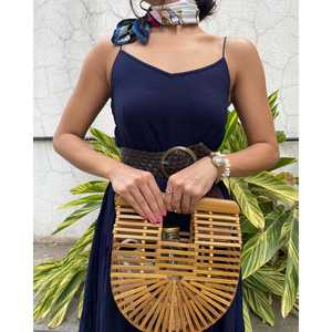 Magnifique robe simple bleu marine coupe trapèze à col en V, confortable, taille naturelle en satin, taille XS - Product Image 2