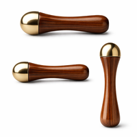 Bâtonnet Kansa artisanal Bela avec manche en bois, dôme en acier inoxydable poli et gravé, outil de massage facial ayurvédique