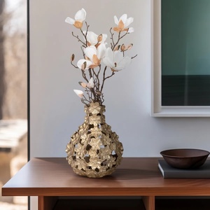 Urne décorative florale dorée ajourée de style nordique, vase à fleurs en treillis ouvert, vases d'appoint en métal, pour l'aménagement intérieur haut de gamme et l'hôtellerie - Product Image 5