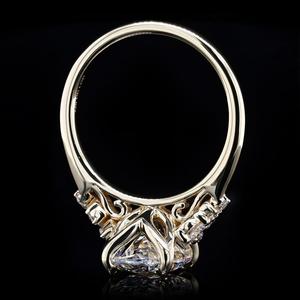 Anillo de Compromiso de Lujo con Diamante Cultivado en Laboratorio de Corte Ovalado de 1.5 ct, Oro Amarillo de 14K con Piedras Laterales Certificadas por IGI - Product Image 3