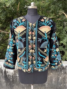 Chaqueta de Terciopelo Suzani – Abrigo Boho Bordado a Mano – Chaqueta Corta Talla Única – Ropa Étnica de Estilo Vintage – Lote al por Mayor - Product Image 2