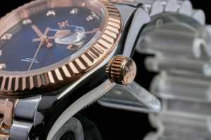 Reloj Alexander Ferros 8192D/05 con Cristal de Zafiro, Cierre Oculto de Botón, Resistente al Agua 50 m, Diseño Moderno, Acero Inoxidable, Redondo - Product Image 3