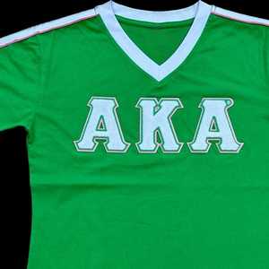 Camiseta AKA Premium de Chenille con Cuello en V para Mujer, Bordado con Letras Griegas, Ribete en Contraste, Cuello en V, Top Casual de Alta Calidad - Product Image 5