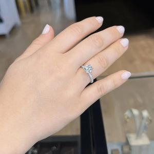 Producto de Moda: Anillo de Compromiso y Boda Clásico con Zirconia Ovalada de 2.80 Quilates Cultivada en Laboratorio, Oro Amarillo de 14k - Product Image 6