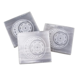 Plaque de Sélénite Naturelle Triple Lune Gravée, Toucher Réel, Guérison, Vente en Gros - Product Image 1