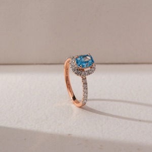 Bague de fiançailles halo en diamant de laboratoire bleu fantaisie taille coussin 1 carat, or rose 14K, pavé, bijoux de mariée, personnalisable OEM, vente en gros - Product Image 2