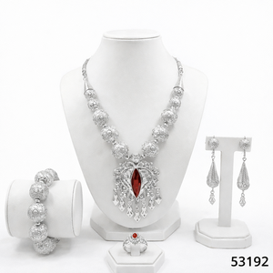 Collier élégant pour femme MOLL JEWELLERS en laiton plaqué or avec zircon naturel, chaîne torsadée et motif feuille, certifié par une tierce partie - Product Image 2