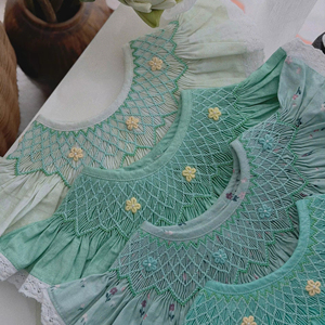 Robe smockée en lin faite à la main pour bébés filles, douce et décontractée, tenue d'anniversaire pour tout-petits, fabrication OEM au Vietnam, meilleure vente - Product Image 1