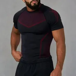 T-shirt de sport pour homme, coupe slim, haute élasticité, imprimé réfléchissant, logo par transfert thermique, pour entraînement musculaire. - Product Image 4