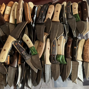 Cuchillos de caza artesanales de acero de Damasco con hoja fija mini tipo Drop Point y mango de madera, de grado industrial para revendedores - Product Image 1