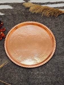 Bandeja redonda de metal con acabado de cobre martillado, adecuada para servir aperitivos, té, café y para el servicio de invitados, procedente de la India. - Product Image 2