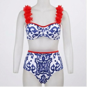 Ensemble de yoga 2 pièces imprimé papillon bleu avec finition dorée, body à col en V profond et jupe portefeuille longueur genou - Product Image 1