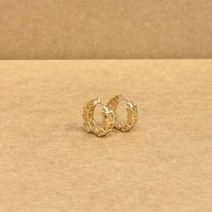 Boucles d'oreilles créoles dorées de créateur avec pierres jaunes étincelantes, bijoux tendance pour femmes, idéales pour les fêtes, les mariages et les tenues ethniques - Product Image 5