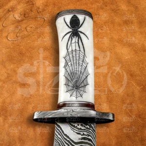 Couteau de chasse et de survie Bowie OEM personnalisé, fait main, en acier Damas SIZZCO, gravé motif toile d'araignée, avec manche en résine perlée et étui en cuir, pour activités de plein air - Product Image 4