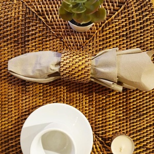 Tradebyd Anneaux de serviette en rotin bohème Décor de table fait main pour les maisons de ferme et côtières - Product Image 1