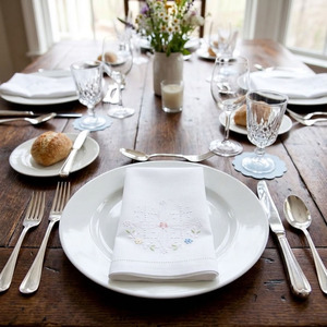 Serviettes en tissu carrées personnalisées, brodées de petites fleurs, réutilisables, durables, lavables en machine, avec ourlet festonné, en coton, pour le dîner - Product Image 2