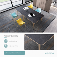 Table de conférence rectangulaire moderne avec plateau aspect pierre noire et pieds en bois angulaire pour projets de bureau