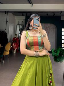 Lehenga Choli de diseñador con tejido Zari y diseño en relieve, con delicados detalles de encaje, en algodón, especial para Navratri, listo para usar. - Product Image 3