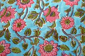 Tela de Algodón Estampada a Mano con Diseño Floral Azul Agua |   Material de decoración con motivos de enredaderas rosas y verdes. - Product Image 3