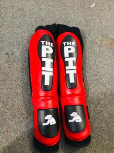 Protège-tibias et protège-jambes en cuir rouge avec fermeture auto-agrippante, genouillères de protection légères pour l'entraînement de kick-boxing unisexe - Product Image 6