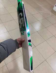 Batte de cricket CA Pro 1K en saule anglais, légère, verte et noire, équipement sportif moderne en bois pour le cricket à balle dure - Product Image 4
