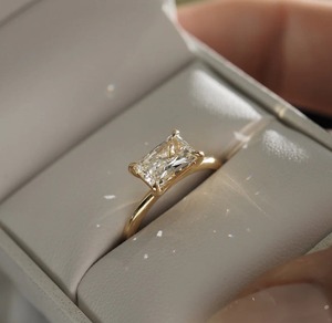 แหวนเพชรทรงรัศมี 1.50 กะรัต เพาะเลี้ยงในห้องปฏิบัติการ ตัวเรือนทองคำขาว 14K แบบ 4 กรงเล็บ วงแหวนหนา 1.8 มม. ความสะอาดระดับ VS+ สี D-F ได้รับการรับรองจาก IGI - Product Image 2