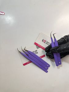 Pince à épiler GETUP BROSONS IMPEX en acier inoxydable à pointe lisse, revêtement poudré violet, 90°, isolation longue courbe, pointe argentée - Product Image 1