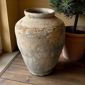 Maceta Grande de Terracota Hecha a Mano Estilo Rústico Antiguo de la India, Macetero de Barro para Combinar y Mezclar, 1 Contenedor para Decoración de Jardín u Hotel - Product Image 1