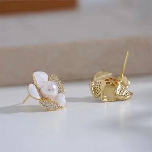 ต่างหูมุกน้ำจืดธรรมชาติจูจี้ ขนาด 6-7 มม. ตัวเรือนเงินแท้ ดีไซน์ลายดอกไม้ ต่างหูเปลือกหอยมุกยอดนิยม - Product Image 1