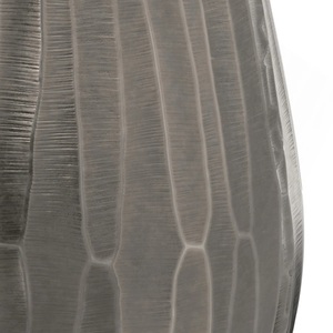 Table d'appoint moderne en forme de tambour, surface facetée, forme solide, design compact et peu encombrant, construction durable pour les intérieurs contemporains - Product Image 4