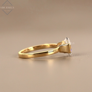 Anillo de Diamante con Corte Hexagonal en Oro Amarillo, Joyería de Compromiso y Boda, Regalo Nupcial Minimalista para Mujer, Proveedor de Lujo - Product Image 5