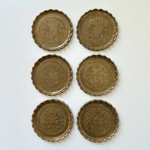 Posavasos de metal con acabado antiguo, ideal para la protección decorativa de mesas, experiencias culinarias de lujo y accesorios de cocina elegantes. - Product Image 2