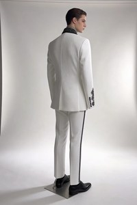 Traje Blazer Blanco Texturizado y Bordado para Hombre con Solapa y Mangas con Cuentas Negras – Traje de Diseñador para Bodas/Fiestas - Product Image 3