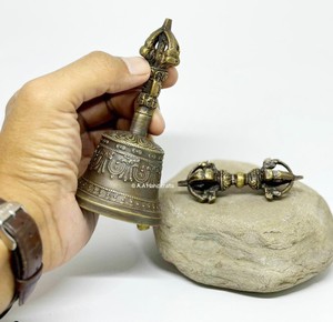 ระฆังและดอร์จีงานฝีมือโลหะสำหรับพิธีกรรมทางพุทธศาสนา พร้อมลวดลายนูนและรายละเอียดแกะสลัก - Product Image 1