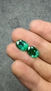 Paire de pierres précieuses vertes naturelles émeraude ovale de 4,29 carats, facettées, pour boucles d'oreilles, bagues et bijoux - Product Image 2