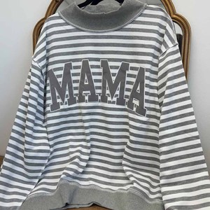 เสื้อสเวตเชิ้ตคอกลมลายทางพิมพ์ลาย Mama ทรงโอเวอร์ไซส์ ผ้าฝ้ายถัก 100% สวมใส่สบายสำหรับฤดูหนาว เหมาะสำหรับทุกเพศ แพ็ค 2 ชิ้น คุณภาพสูง - Product Image 1