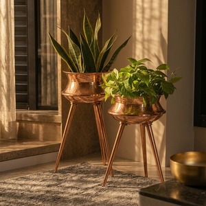 Jardinières modernes du milieu du siècle en cuivre, faites à la main, sur trépied, ensemble de vases décoratifs d'intérieur - Product Image 2