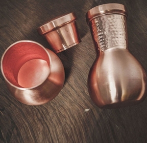 Jarra Artesanal de Cobre de Lujo para Bodas, con Tapa Metálica, Duradera y Portátil - Product Image 3